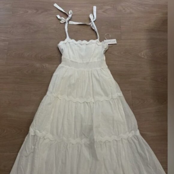 Petal & Pup Elegant White Eyelet Dress – Size Small - Picture 1 of 3